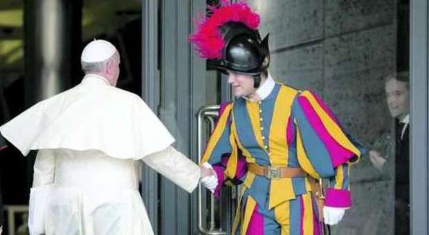 Guardie svizzere, Papa Francesco licenzia il capo: troppo severo con il Corpo