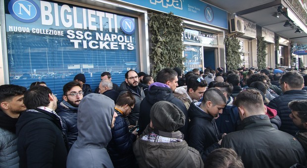 Napoli Real: lunghe code e ricevitorie chiuse 42 mila biglietti venduti in un giorno