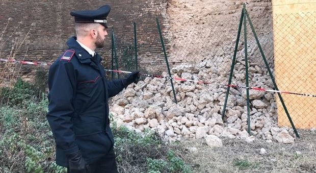 Crolla una parte di mura Aureliane Sovrintendenza: «Effetto del sisma»