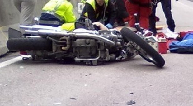 Incidente contro la ruspa in manovra: motociclista muore sul colpo