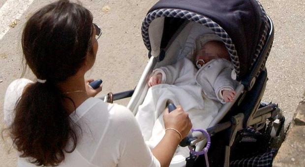 Baby sitter romana prende il bambino di 16 mesi per i capelli per cambiargli il pannolino: condannata