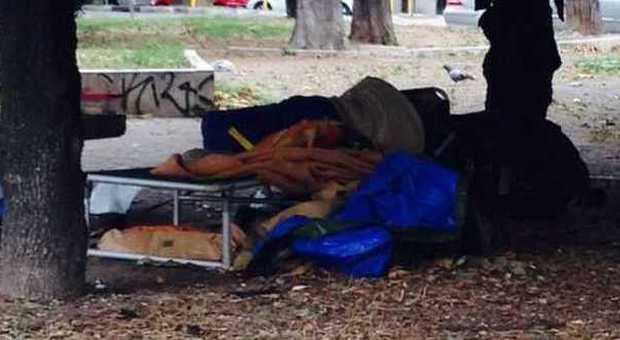 Viale Mazzini, il senza tetto che vive al giardino da una settimana