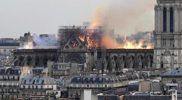 Notre-Dame, l'incendio scatena i complottisti: «È stato l'Isis, o Macron. O un castigo di Dio contro il Papa»