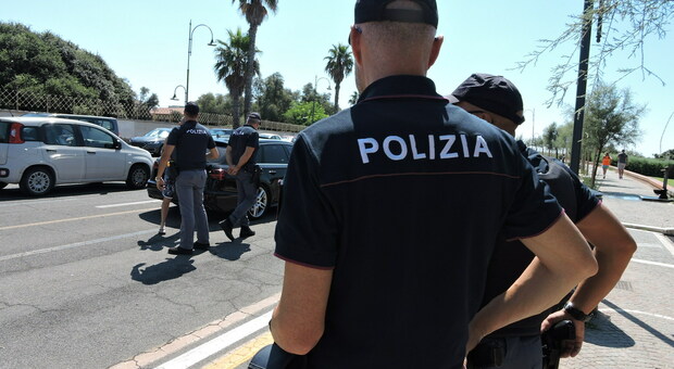 Madre si barrica in casa, botte e minacce dal figlio: richieste continue di soldi, coltelli e follia vicino Roma