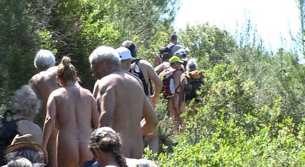 Raduno dei nudisti a Camerota, trekking senza veli