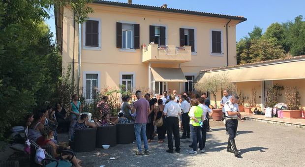 Camping River, 60 rom occupano un centro in via Flaminia: sgomberati