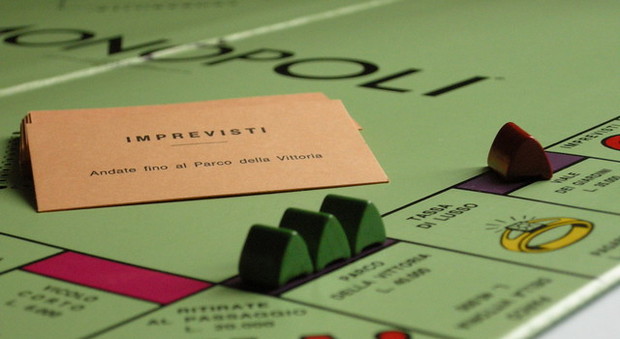 Coronavirus, violano la quarantena per giocare a Monopoli ma si ubriacano e il gioco finisce in rissa