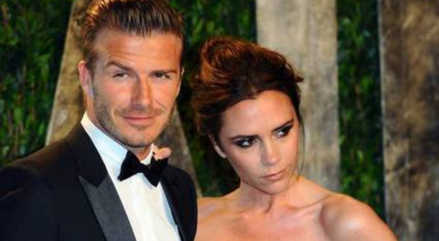 David Beckham, la sexy accoglienza per la moglie accende il web: il video è virale