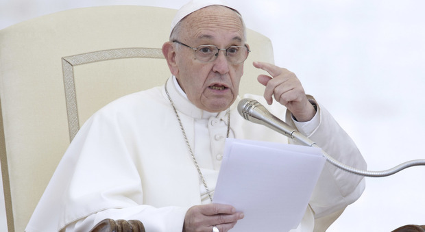 Papa Francesco, stop al mercato delle reliquie: dal Vaticano nuove norme anti-abusi