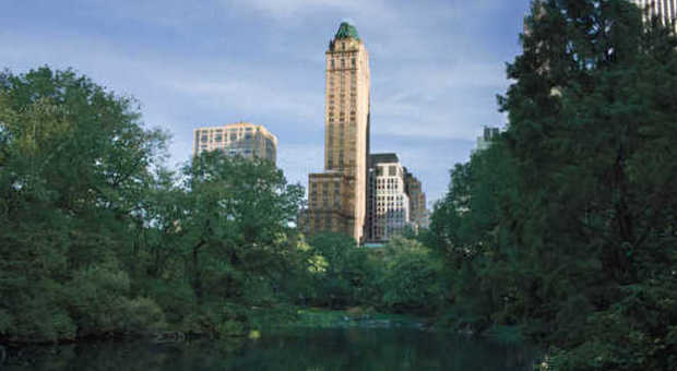 L'elegante torre del Pierre vista da Central Park
