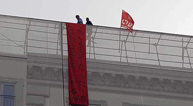 Roma, operai Fca su un tetto di piazza Barberini minacciano di buttarsi: «Di Maio con chi stai?»