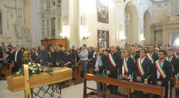 Fasce tricolori e l'intero paese in lacrime: «Addio Raffaele, sindaco buono»