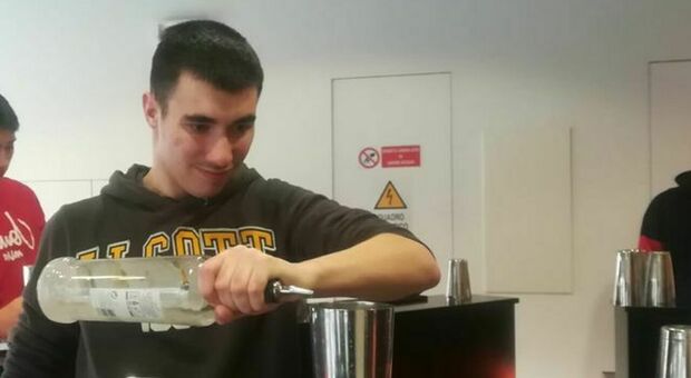 Mirko, il ragazzo con autismo che vuole lavorare come barman. Ecco chi ha risposto al suo appello