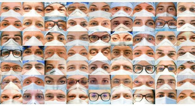 Gli occhi di medici e infermieri che hanno affrontato la pandemia colleghi di Umberto Gnudi, ritratto al centro
