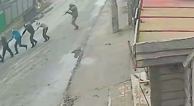 Orrore a Bucha, il Ny Times pubblica nuovi video dei civili giustiziati dai soldati russi: «È la prima prova»