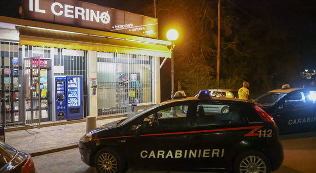 SANTA MARIA DI SALA L’intervento dei carabinieri davanti alla tabaccheria “Il Cerino” di Caselle (Fabio Dubolino NuoveTecniche)