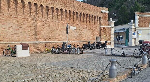 Valorizzare il porto antico di Ancona con eventi: ma sarà ancora park di bici e scooter?