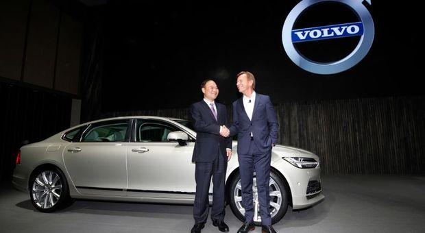 da destra Hakan Samuelsson, presidente e ceo di Volvo Cars e Li Shufu, presidente di Geely Holding Group