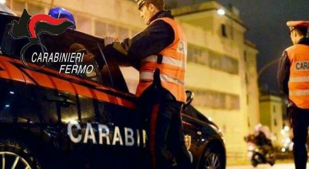 Aggredisce i clienti del bar e i carabinieri. Follia in centro a Porto San Giorgio, immobilizzato e arrestato