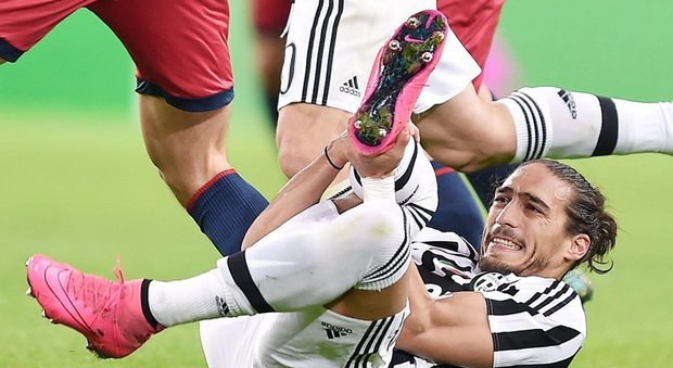 Martin Caceres infortunato nel match Juventus-Genoa