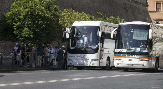 Bus turistici al Colosseo, tutti in doppia fila ma nessuno fa le multe