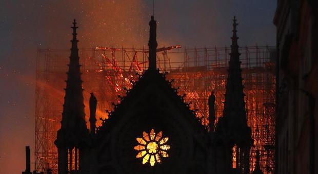 Notre-Dame in fiamme, i jihadisti esultano sul web: «Distrutto simbolo della cristianità»