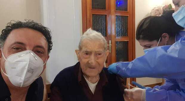 Covid Frosinone, nonno Gerardo si vaccina a 105 anni: «Fatevelo anche voi, vivrete meglio»