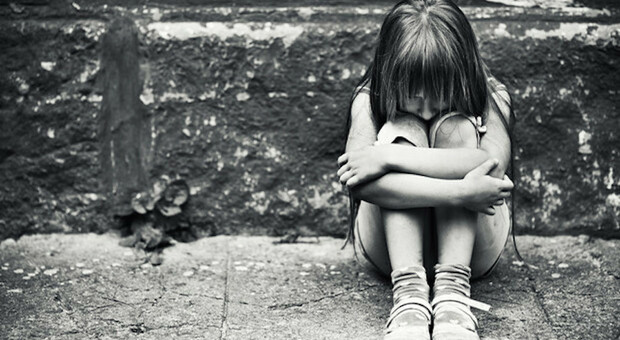 Genitori sospettati di aver violentato la figlia per otto anni, per «prepararla alla vita sessuale»