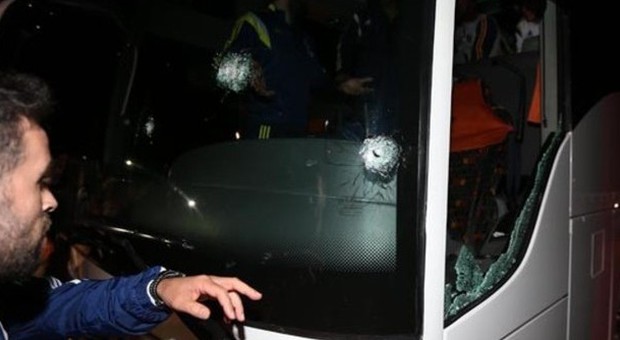 Turchia, spari sul pullman dei calciatori del Fenerbahce: ferito l'autista, è grave