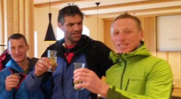 Un'immagine di Peter Vigl (al centro) uno dei due alpinisti, membro del Soccorso Alpino di Renon. La foto è tratta dal profilo Facebook di Ulrich Seebacher, un altro alpinista del Soccorso Alpino che risulta disperso