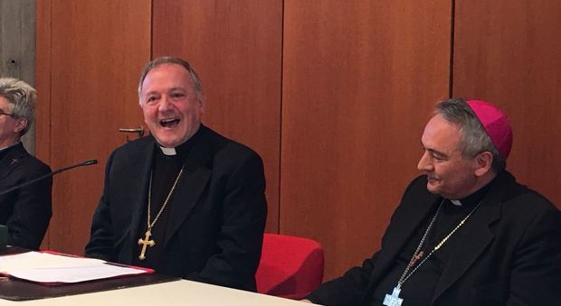 Il vescovo Pellegrini, a sinistra, con il neo prelato don Livio Corazza