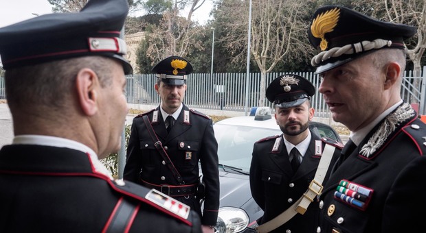 Il tenente colonnello Marco Vetrulli e i carabinieri di Assisi