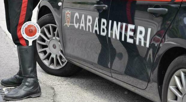 Fare pipì sull'auto dei carabinieri non è reato: lo dice la procura. Ira dei sindacati: «Incomprensibile»