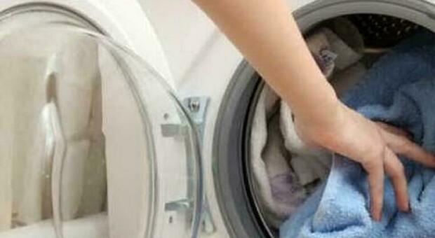 Quasi due milioni di inglesi lavano l'asciugamano solo una volta l'anno. Ogni quando andrebbe fatto? Il consiglio degli esperti