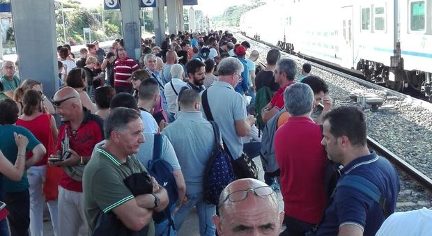 Cisterna di Latina treno bloccato: la capotreno rifiuta la manovra, 1500 passeggeri a terra