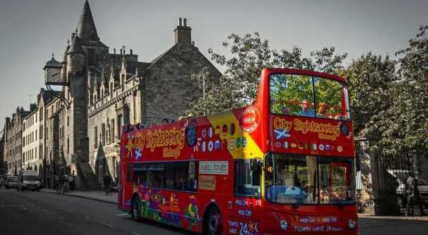 Troppi turisti, Edimburgo introduce il ticket per visitare il centro