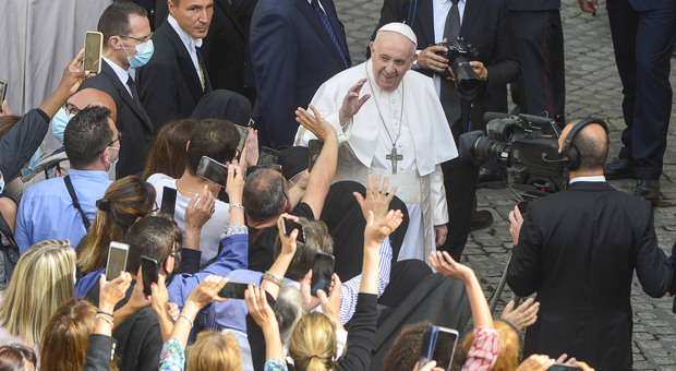 Papa Francesco all'udienza senza mascherina, assembramenti di fedeli nel Cortile di San Damaso