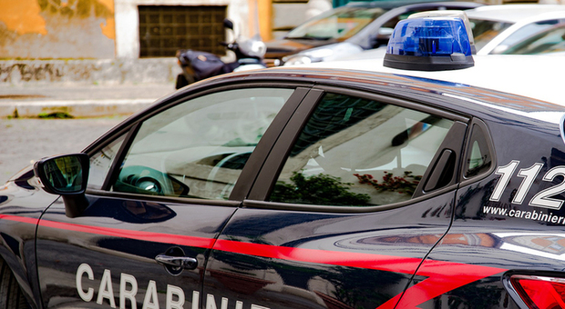 Torre del Greco, minacciano uomo con due revolver e aggrediscono carabinieri: tre denunce