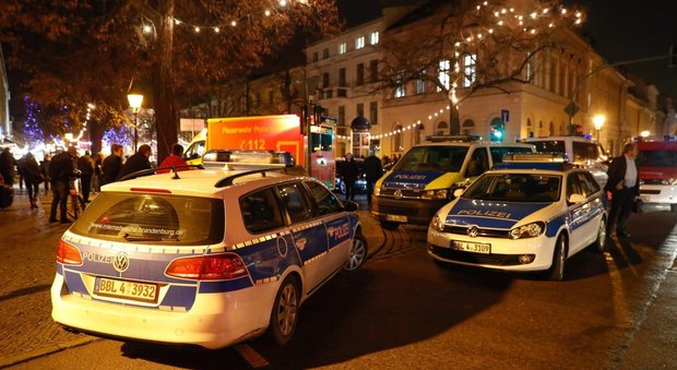 Germania, trovato pacco bomba: mercatino di Natale evacuato dalla polizia