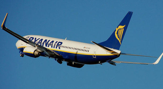 Ryanair, arriva il secondo bagaglio a mano: dal 1° dicembre ok a borsette o valigette