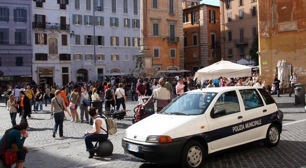 Roma, tenta di aggredire un ristoratore e agenti al Pantheon: italiano in manette