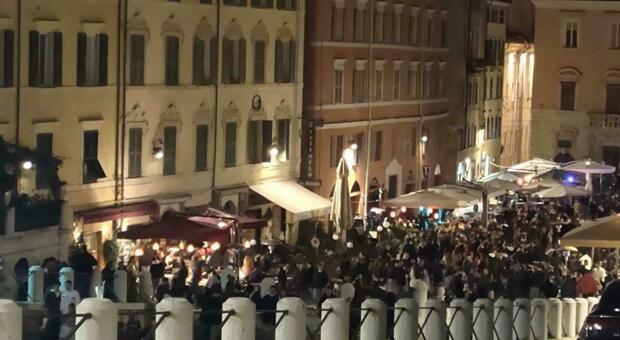 Movida molesta e ubriachi, il sindaco Silvetti blinda piazza del Papa: niente drink dopo mezzanotte