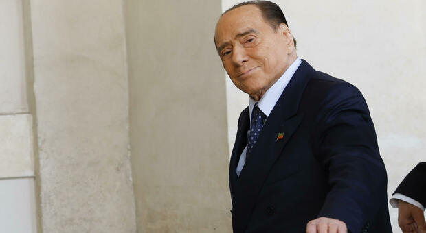 Berlusconi, spunta un nuovo testamento: l'erede è un imprenditore che vive in Colombia. La svolta incredibile