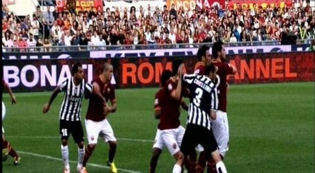 Roma-Juve, Chiellini squalificato per 3 turni con la prova tv. Prandelli lo convoca: "Per me non è un gesto violento"