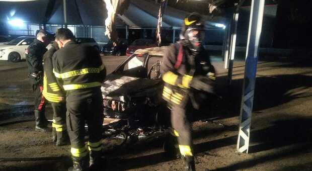 Ancora un incendio a Casarano: distrutta un'auto in una rivendita. A Ugento in fiamme il furgone di un fast food