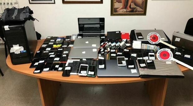 Circa 50 cellulari rubati ritrovati a Nardò