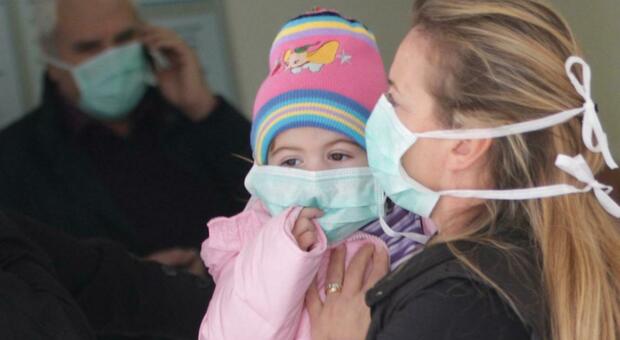 Smog e virus, l'allarme dei pediatri: «Mascherine per i bimbi, i sintomi peggiorano dopo il quarto giorno»