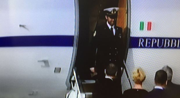 Marò, Girone atterrato a Roma Abbracci all'aeroporto di Ciampino
