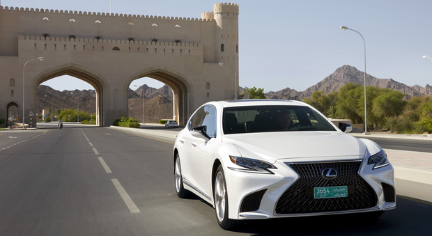 La Lexus LS sulle strade del sultanato dell'Oman