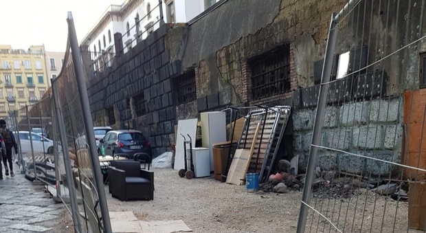 Napoli, raid dei vandali nei cantieri Unesco a Castel Capuano: spunta il mercatino abusivo